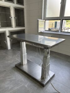 Stół operacyjno-zabiegowy w konstrukcji kolumnowej z podgrzewanym blatem – komfort pacjenta w czasie zabiegów.