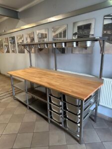 Stół piekarniczy z blatem drewnianym